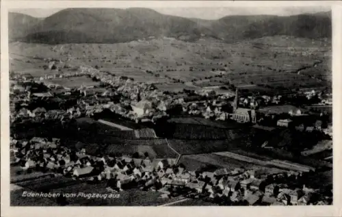 Ak Edenkoben an der Haardt Pfalz, Luftaufnahme von  Weinberge, Kirche, Landschaft