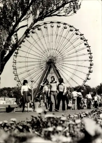 Ak Berlin Mitte, Riesenrad im Kulturpark, Passanten