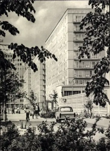 Ak Berlin Mitte, Straßenpartie mit Trabant