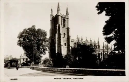 Ak Croydon London England, Parish Church,  Turm, Bäume, Straße