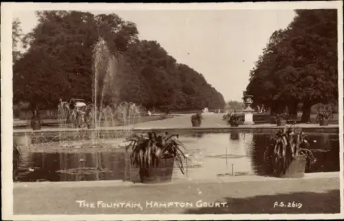 Ak Richmond upon Thames London England, Hampton Court, Brunnen, Gartenlandschaft, Pflanzen, Weg, 