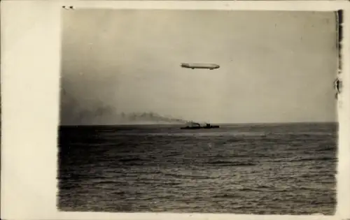Foto Ak Deutsches Kriegsschiff SMS Von der Tann, Kaiserliche Marine, Zeppelin