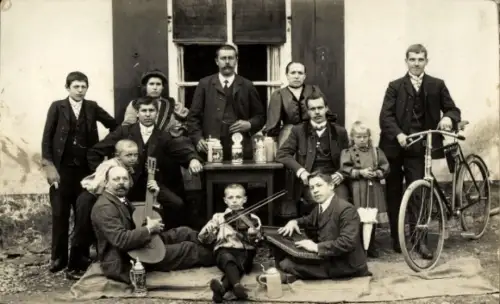 Foto Ak Familienportrait, Fahrrad, Musikinstrumente