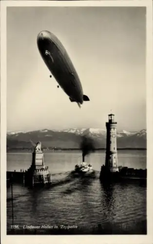 Ak Lindau am Bodensee Schwaben, LZ 127 Graf Zeppelin, Hafeneinfahrt, Leuchtturm, Dampfer