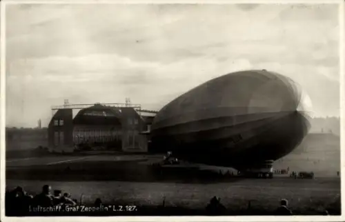 Ak Luftschiff Graf Zeppelin L. Z. 127, vor der Luftschiffhalle