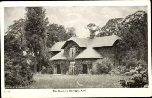 Ak Kew London Borough of Richmond upon Thames, The Queen's Cottage, umgeben von Bäumen und Gras, 