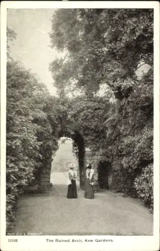 Ak Kew London Borough of Richmond upon Thames, Zwei Frauen in langen Kleidern, Ruinbogen, Bäume, 