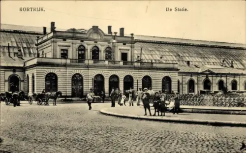 Ak Kortrijk Courtrai Westflandern, De Statie, Blick auf den Bahnhof, Straßenseite