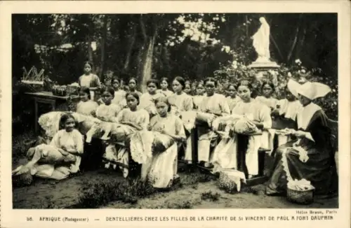 Ak Fort Dauphin Tolagnaro Madagaskar, Dentellières, Klöpplerinnen, St. Vincent de Paul