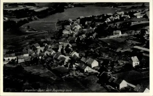 Ak Urweiler St. Wendel im Saarland, Luftaufnahme von  Häuser, Landschaft, Flugzeugperspektive