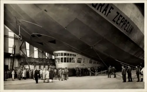 Ak Luftschiff LZ 127 Graf Zeppelin startbereit in der Luftschiffhalle, Besichtigung, Gondel