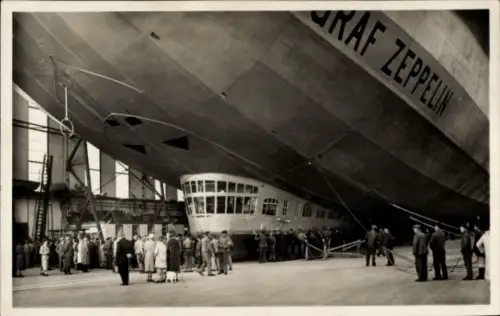 Ak Luftschiff LZ 127 Graf Zeppelin startbereit in der Luftschiffhalle, Besichtigung, Gondel