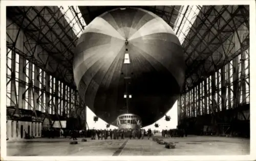 Ak Friedrichshafen am Bodensee, Luftschiff LZ 127, Zeppelin, Einbringen in die Luftschiffhalle