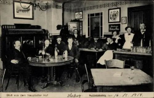 Ak Flensburg in Schleswig Holstein, Neustädter Hof, Gaststube, Wirt, Gäste