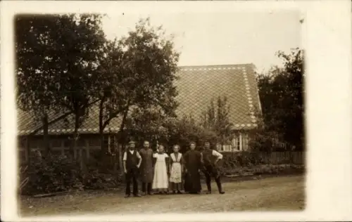 Foto Ak Wittorf Visselhövede Kr. Rotenburg Niedersachsen, Gruppe vor einem Wohnhaus