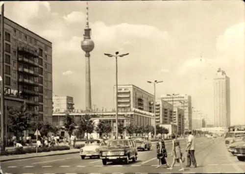 Ak Berlin, Karl Marx Allee, Fernsehturm, Moskau Café, Trabant, Wartburg 353, BMW 2002, FSO Nysa