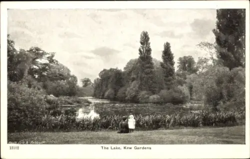 Ak Kew London Borough of Richmond upon Thames, See,  zwei Personen, Bäume, Wasser, Gras