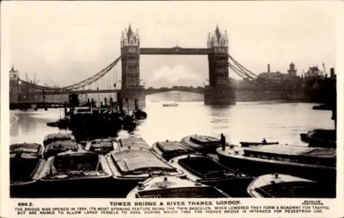 Ak London England, Tower Bridge, River Thames,  Schiffe im Vordergrund,  