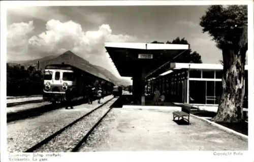 Ak Xylokastro Griechenland, Bahnhof mit Zug