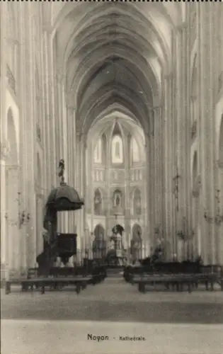 Ak Noyon Oise, Innenansicht der Kathedrale, hohe Decken, Säulen, Altar