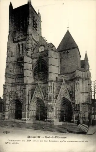 Ak Meaux Seine-et-Marne, MEAUX Saint-Etienne, gotische Architektur, Uhrturm, Eingang mit Bögen