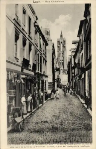 Ak Laon Aisne,  Rue Châtelaine, Straßenansicht, Menschen,  Gebäude
