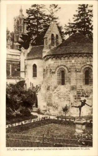 Ak Laon Aisne, Museum in  große Kunstschätze, Statue im Vordergrund, Bäume im Hintergrund