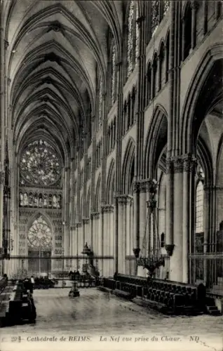 Ak Reims Marne, Kathedrale Innenansicht, gotische Architektur, Kirchenbänke