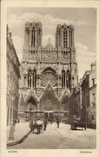 Ak Reims Marne, Kathedrale in  Straßenansicht, Menschen, Fahrzeuge