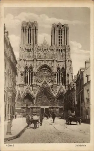 Ak Reims Marne, Kathedrale in  gotische Architektur, Straßenansicht, keine Personen sichtbar