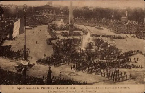 Ak Paris VIII. Place de la Concorde, Apotheose de la Victoire 1919, Les Ecossais defilent