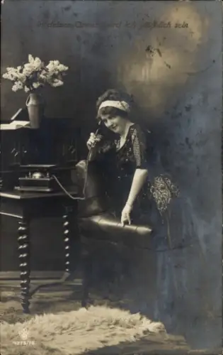 Ak Frau beim Telefonieren, Telefon, Blumen