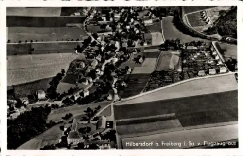 Ak Hilbersdorf (bei Freiberg) Sachsen, Luftaufnahme von Hilbersdorf, Felder, Häuser, Straßen
