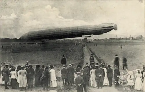 Foto Ak Luftschiff, Zeppelin, Landung