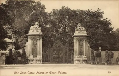 Ak Hampton Richmond upon Thames London England, Lion Gates,  Tor mit Löwenstatuen, Bäume im Hinte