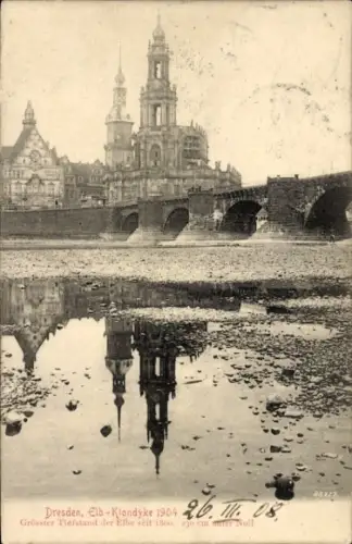 Ak Dresden Altstadt, Elbbbrücke, größter Tiefstand der Elbe 1904