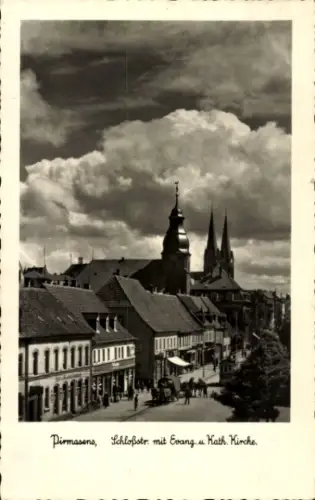 Ak Pirmasens am Pfälzerwald, Schwarz-Weiß-Bild,  Schloßstraße, Evangelische und Katholische Kirch