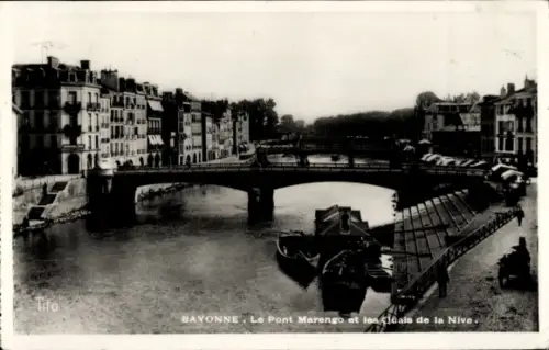 Ak Bayonne Pyrénées Atlantiques, Schwarz-Weiß-Bild, Brücke, Fluss, Häuser, Boote