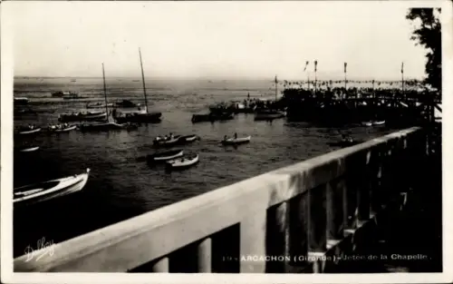 Ak Arcachon Gironde, Boote im Wasser, Pier mit Menschen, Beschriftung: Jetée de la Chapelle