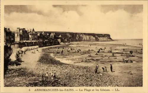 Ak Arromanches les Bains Calvados, Strand und die Klippen