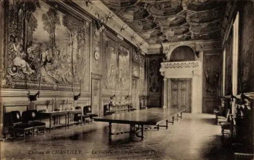 Ak Chantilly Oise, Chateau de  Galerie, Tisch, Stühle, Wandmalereien