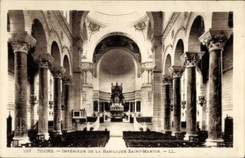 Ak Tours Indre et Loire, Innenansicht der Basilique Saint-Martin, Säulen, Bänke, Altar