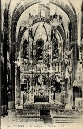 Ak Lourdes Hautes Pyrénées, Basilika von  Innenansicht, religiöse Symbole, kunstvolle Gestaltung