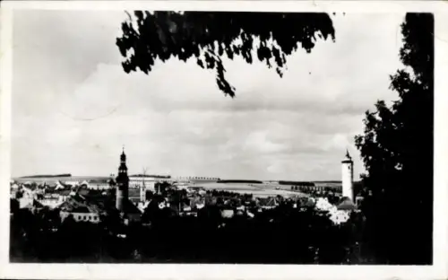 Ak Domažlice Taus Region Pilsen, Schwarz-Weiß-Foto, Stadtansicht, Türme, Landschaft, Wolken