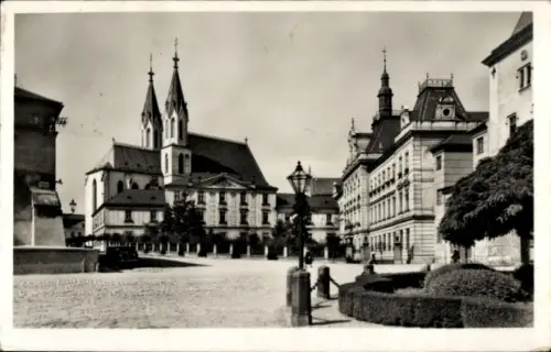 Ak Kroměříž Kremsier Region Zlin, Kirche mit zwei Türmen,  Gebäude, Straßenlaterne, Bäume