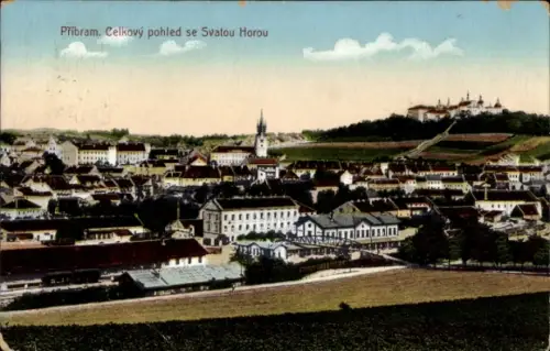 Ak Příbram Pibrans Mittelböhmen, Stadtansicht  Svatá Hora im Hintergrund