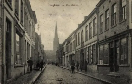 Ak Izegem Iseghem Westflandern,  Marktstraat, Straße mit Häusern, Kirchturm im Hintergrund