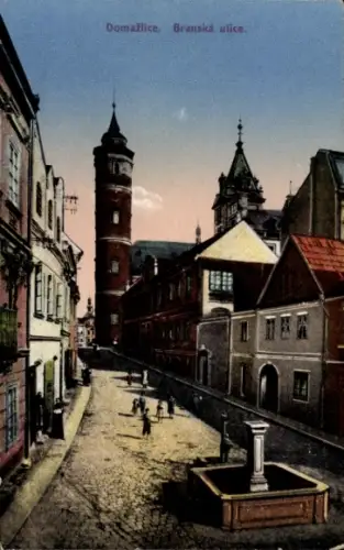 Ak Domažlice Taus Region Pilsen,  Branská ulice,  Gebäude, Menschen auf der Straße