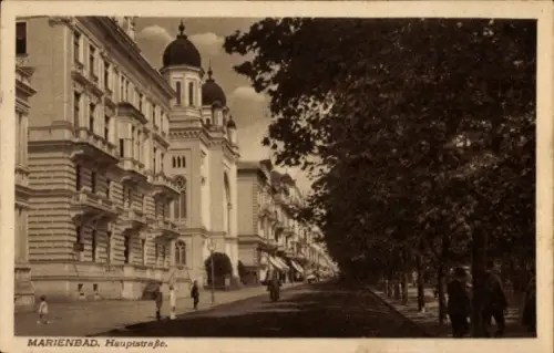 Ak Mariánské Lázně Marienbad Region Karlsbad,  Hauptstraße, Gebäude, Bäume, Menschen