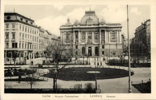Ak Lwiw Lwów Lemberg Léopol Ukraine, Museum,  Lemberg, Menschen, Bäume, Platz